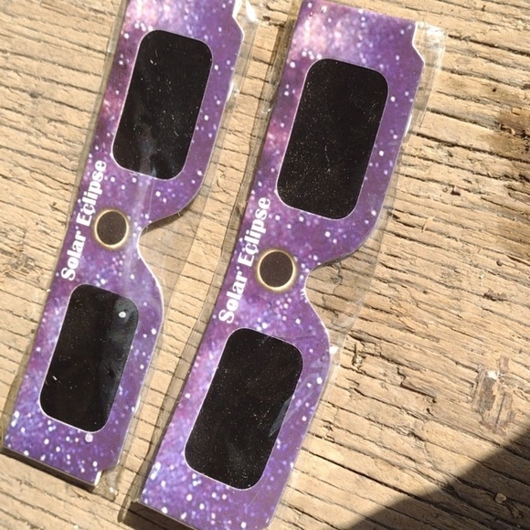 Bushnell Insta Focus Black Binoculars and Purple Solar Eclipse Glasses(2) - Picture 4 of 4
